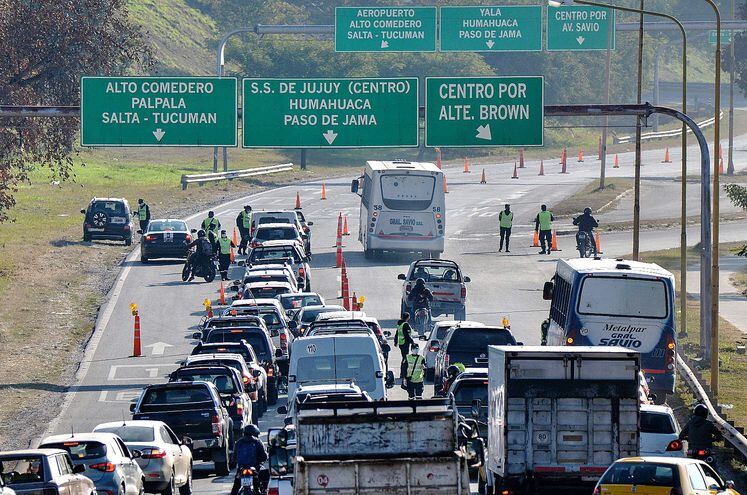 Control en la entrada a la localidad San Salvador de Jujuy, en medio de las restricciones existentes.