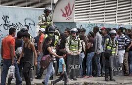 los-venezolanos-estan-obligados-a-hacer-hasta-7-horas-o-mas-de-fila-para-conseguir-algunos-alimentos-archivo-215213000000-1475154.jpg