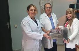 La directora del Hospital Nacional, Dra. Yolanda González, entregó de manera simbólica, al Jefe del Departamento de Cirugía, Dr. Julio Ramírez Sotomayor las cajas de instrumentales.