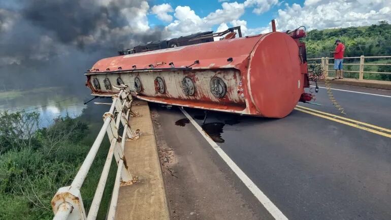Un camión cisterna volcó sobre el puente del Río Jejuí.