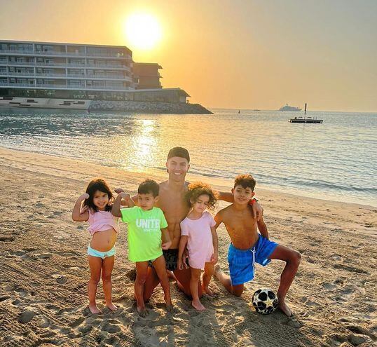Papá feliz. Cristiano Ronaldo con sus hijos Cristiano Junior, Alana Martina, Eva y Mateo. En breve, se sumarán dos integrantes a la familia: una niña y un niño.
