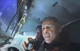 Los astronautas Shane Kimbrough (d) y Megan McArthur (i) se comunican a través del micrófono desde el Falcon 9 de SpaceX. (AFP)