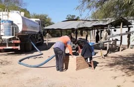 El acarreo de agua desde tajamares comunitarios a aljibes ya comenzó en algunas zonas del Chaco Central. En Pozo Colorado piden ayuda a las autoridades.