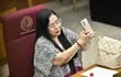 La senadora aliada del cartismo Norma Aquino (alias Yami Nal), se toma una selfie durante la sesión en la que se discute la pérdida de investidura de su colega Katty González (PEN).