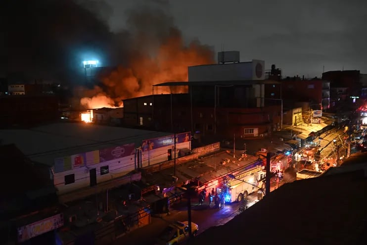 Vista del incendio en el Mercado 4 de Asunción entre la noche del lunes y la madrugada del martes.