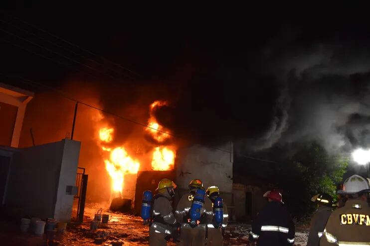 Una gran humareda generó el incendio ocurrido ayer, en el barrio Sol de América de la ciudad de Villa Elisa, en un depósito de combustible que operaba en forma clandestina.