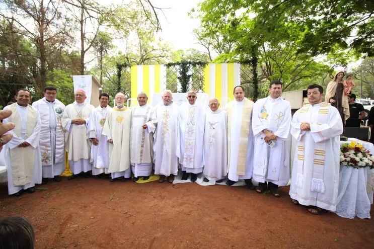 Los sacerdotes, Alejo Robadín, Víctor Valiente, monseñor Zacarías Martínez y monseñor Dionisio Echagüe, recordaron ayer 54 años de vida sacerdotal.