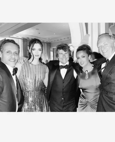 Marc Anthony, Nadia Ferreira, Tom Cruise, Salma Hayek y Francois-Henri Pinault en el cumpleaños de Victoria Beckham. (Instagram/Salma Hayek)