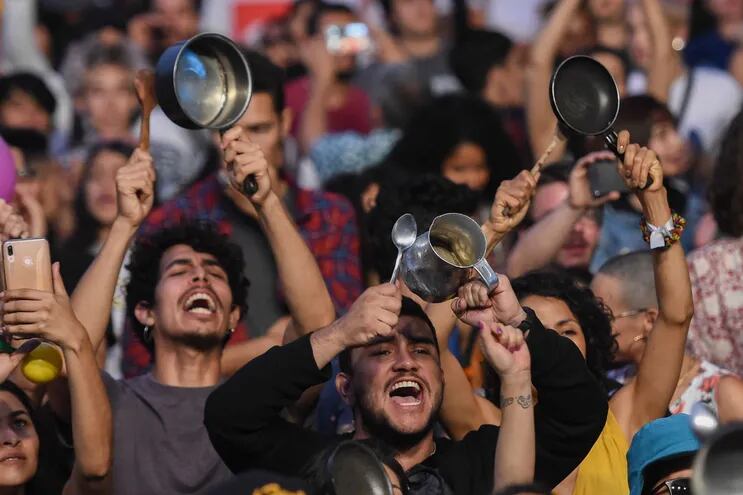 Un grupo de personas hace sonar sus  cacerolas durante el 'Cacerolazo Latinoamericano' en un concierto contra el gobierno colombiano, en Bogotá.
