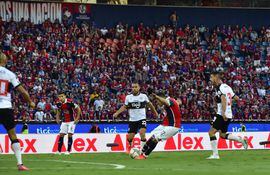 Claudio Aquino saca un disparo que termina en el 1-0 contra Olimpia en el último superclásico del torneo Clausura 2021.