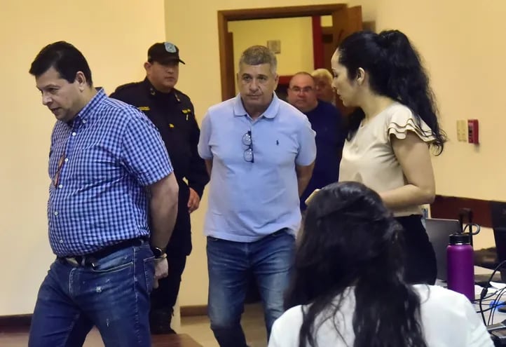 Alberto Koube Ayala, Job Von Zastrow Masi y en el fondo, Luis Fernando Sebriano González, que están acusados como presuntos operadores para el lavado de activos, ingresan a la sala.