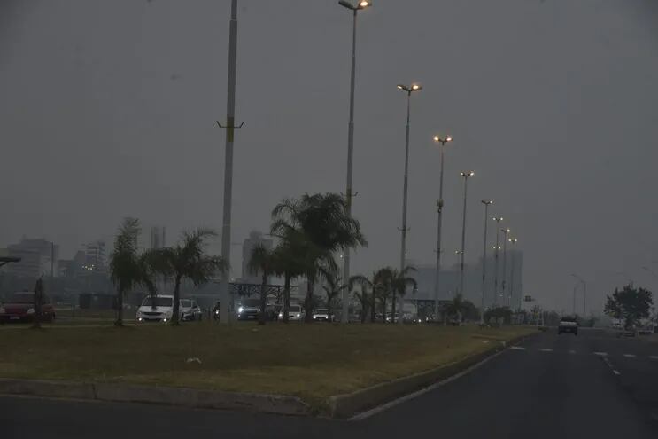 Cielo nublado y con neblina en la Costanera de Asunción.