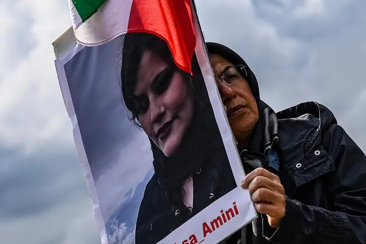 El poster de Mahsa Amini, durante una protesta.  Un tribunal revolucionario iraní condenó a muerte este miércoles al rapero Tomaj Salehi por sedición, propaganda contra el sistema e incitación a los disturbios durante las protestas desatadas por la muerte de Mahsa Amini.