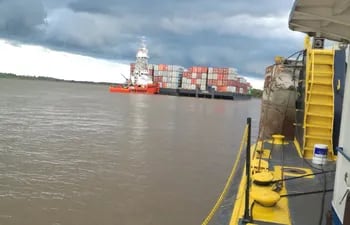 Fotografía tomada desde una de las muchas embarcaciones en espera en Km 61 del río Paraguay, en la zona de Vuelta Queso.