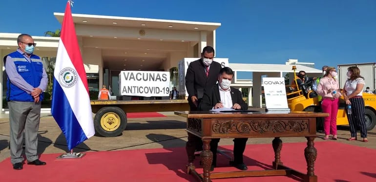 El 19 de marzo de 2020 llegaron las primera 36.000 vacunas adquiridas mediante Covax. Pese a la parafernalia y el pago de US$ 6 millones de prima por Paraguay, el mecanismo no envió la cantidad de dosis prometidas.