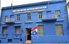En la imagen se observa la sede del Partido Liberal Radical Auténtico, de color azul. "Casa de la libertad - Rodrigo Quintana" está escrito en letras corpóreas.