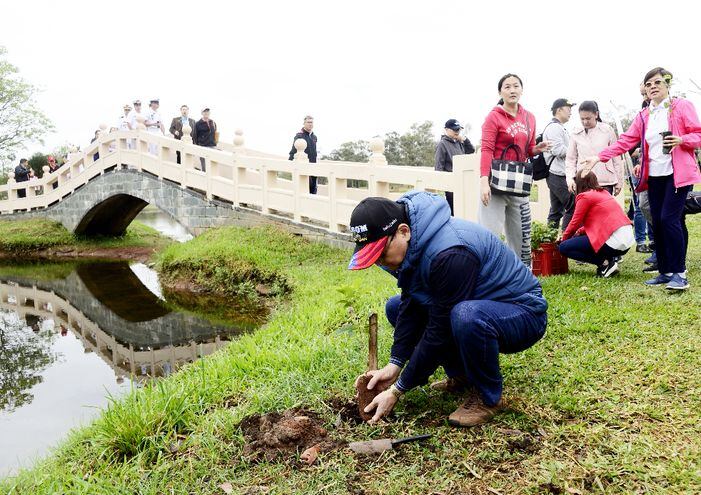 El embajador de Taiwán en Paraguay, Dr. Diego L. Chou, planta un lapacho en el parque de ese país, en Ñu Guasu.