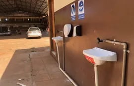 Los lavatorios instalados en la escuela Defensores del Chaco de Ciudad del Este, que enfrenta la escasez de agua desde hace cuatro años.