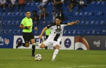 Óscar Ruiz, delantero de Tacuary, durante el partido contra Sportivo Ameliano en el Luis Alfonso Giagni de Villa Elisa por la sexta fecha del torneo Apertura 2023 del fútbol paraguayo.