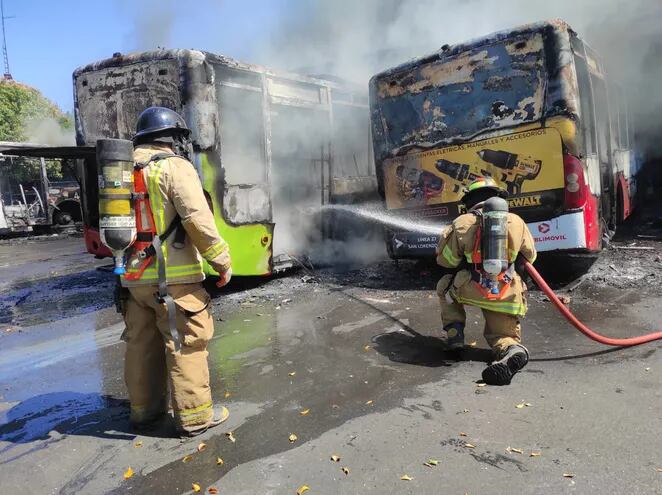 Al menos nueve buses arden en llamas en la parada de la Línea 27, en la ciudad de Capiatá