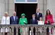 La familia real británica. Camila Parker Bowles, el príncipe Carlos, la reina Isabel II, los duques de Cambridge y sus tres hijos.