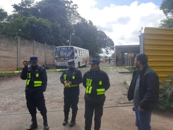 Personal de tránsito custodian la entrada a la terminal de la empresa Automotores Guaranís SACI en la ciudad de San Antonio tras la inhabilitación por falta de pago de la patente comercial.