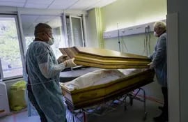 -- AFP PICTURES OF THE YEAR 2020 --

Employees of the Lantz funeral company, wearing face masks as protective measures, close the coffin of a victim of the COVID-19 at an hospital in Mulhouse, eastern France, on April 5, 2020 during a strict lockdown in France to stop the spread of COVID-19 (novel coronavirus). (Photo by SEBASTIEN BOZON / AFP)