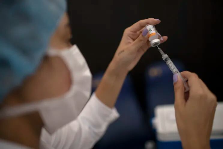 Una enfermera prepara una dosis de la vacuna Sinovac CoronaVac de China producida por Butantan, el mayor productor de vacunas de Brasil, en un centro de vacunación contra el nuevo coronavirus (foto ilustrativa).