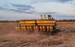 Siembra en el Chaco, en un suelo  con “casi” nula cobertura vegetal. Este escenario es lo que se debe ir mejorando con la adopción del sistema de siembra directa.