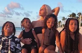 Postal familiar. Kim Kardashian junto a sus cuatro hijos, sentados en la arena de las Islas Turcas y Caicos.
