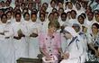 En esta foto de archivo tomada hace 30 años se ve a Lady Di acompañada de la Madre Teresa de Calcuta. AFP.