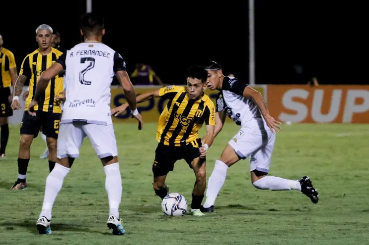 Matías Segovia, futbolista de Guaraní, lucha por el balón en el duelo contra Tacuary por la séptima fecha del torneo Apertura 2023 del fútbol paraguayo en el estadio Rogelio Livieres de Asunción.