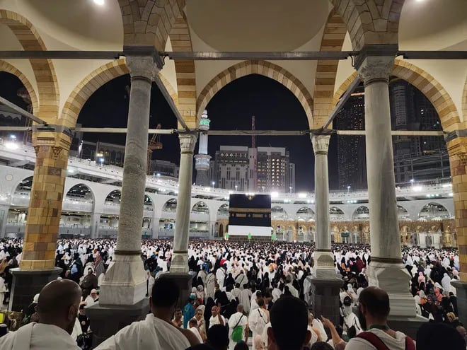 Musulmanes cumplen con el rito de girar alrededor de la Kaaba -Arabia Saudita- en el mes sagrado del Islam, el Ramadán. Este festividad llegará a su fin esta noche.