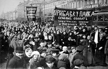 manifestantes-en-la-revolucion-de-febrero-de-1917-en-rusia-205513000000-1111975.jpg