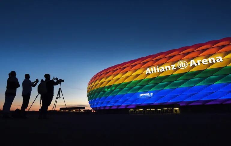 La UEFA rodeó su logo con los colores que rechazó ver en el estadio de Múnich.