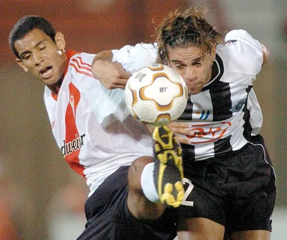 LIBERTAD EN 2004:   Daniel Sanabria se anticipa a José Sand en el triunfo de Libertad 1-0 sobre River Plate, en 2004.