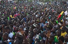 Una multitud se manifiesta a favor de los militares golpistas en Bamako, Mali.