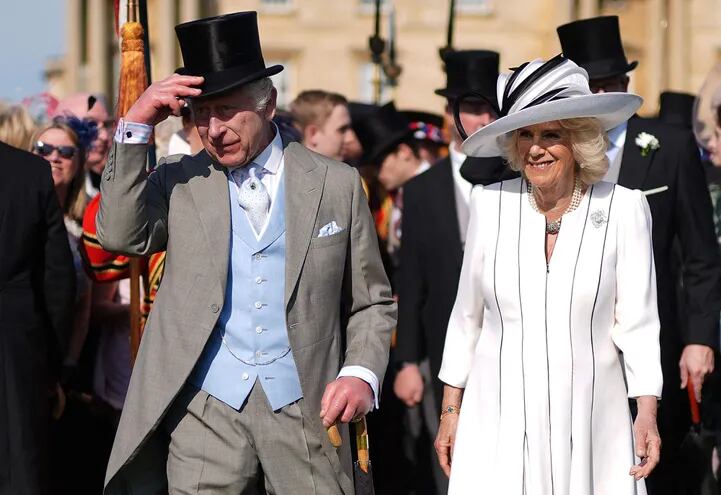El rey Carlos III y la reina Camila llegando al Royal Garden Party en el Palacio de Buckingham.