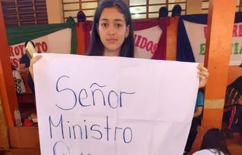 Una joven estudiante de la Colonia Canindeyú reclama al MEC la devolución de los rubros de su institución.