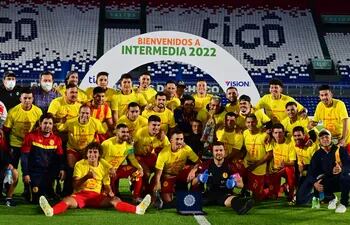 Futbolistas,  cuerpo técnico y componentes del staff de Martín Ledesma celebran el ascenso obtenido ayer ante Itapuense.