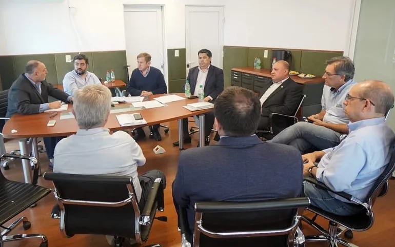 Fernando de Vido y Luis Benítez, directores de Yacyretá, en una reunión reciente del Comité Ejecutivo de la entidad.