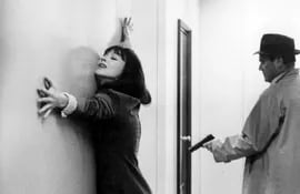 Eddie Constantine apunta con una pistola a Anna Karina en “Alphaville” (Jean-Luc Godard, 1965).