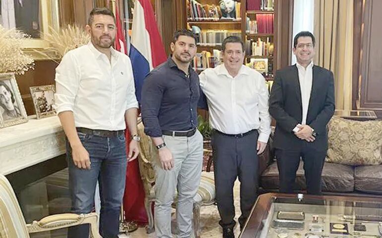 Pedro Alliana (i), Óscar “Nenecho” Rodríguez, Horacio Cartes y Raúl Latorre, quien alzó la foto en su red social.