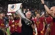José Mourinho con el trofeo de la UEFA Conference League que conquistó la temporada pasada con la Roma. Mañana disputará la final de la UEFA Europa League