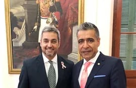 el-presidente-mario-abdo-benitez-se-fotografia-con-hassan-khalil-dia-el-1-de-octubre-en-el-palacio-de-lopez-dia-fue-embajador-paraguayo-en-el-liba-215506000000-1765335.jpg