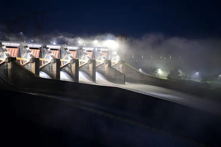 La Central Hidroeléctrica Itaipú comenzó a liberar las compuertas de su vertedero este miércoles.