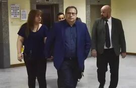 Carlos Granada, acusado de supuesto acoso sexual, coacción y coacción sexual.