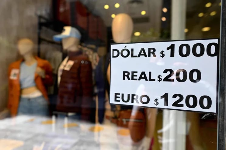 El dólar blue (cotización paralela a la oficial) pegó un salto hoy en Argentina. (AFP)