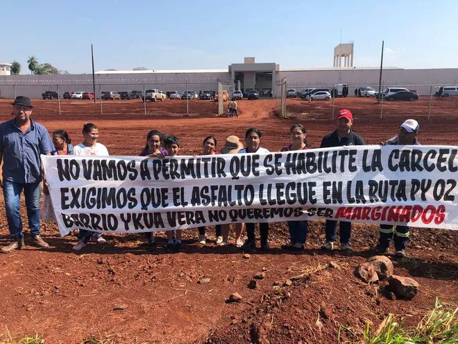 Los pobladores se movilizaron frente a la penitenciaría regional de Minga Guazú.