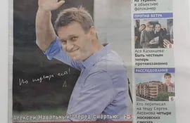 Fotografía tomada este miércoles en Moscú que muestra un ejemplar del periódico "Sobesednik", el primero que abre en portada con el líder opositor ruso Alexéi Navalni, quien murió el pasado viernes en prisión.